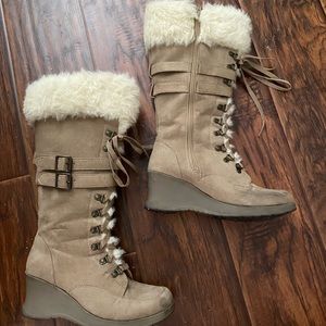 Canion River beige boots. Fur on top. Wedge.